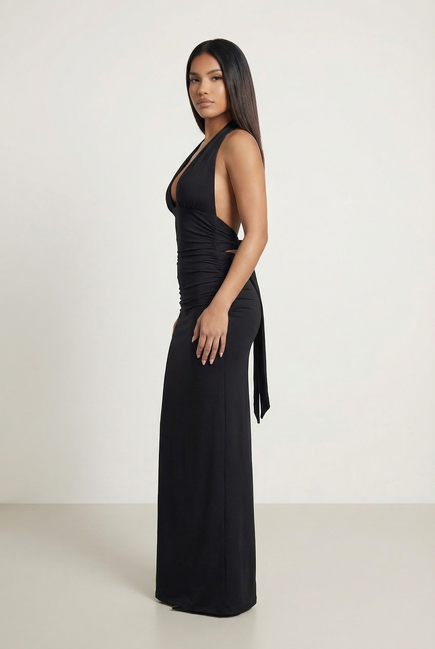 Elenya — Maxikleid ohne Rücken in Schwarz
