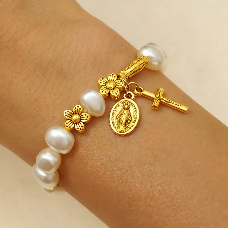 Serenity - Elegantes Armband mit der Jungfrau Maria und Gänseblümchen
