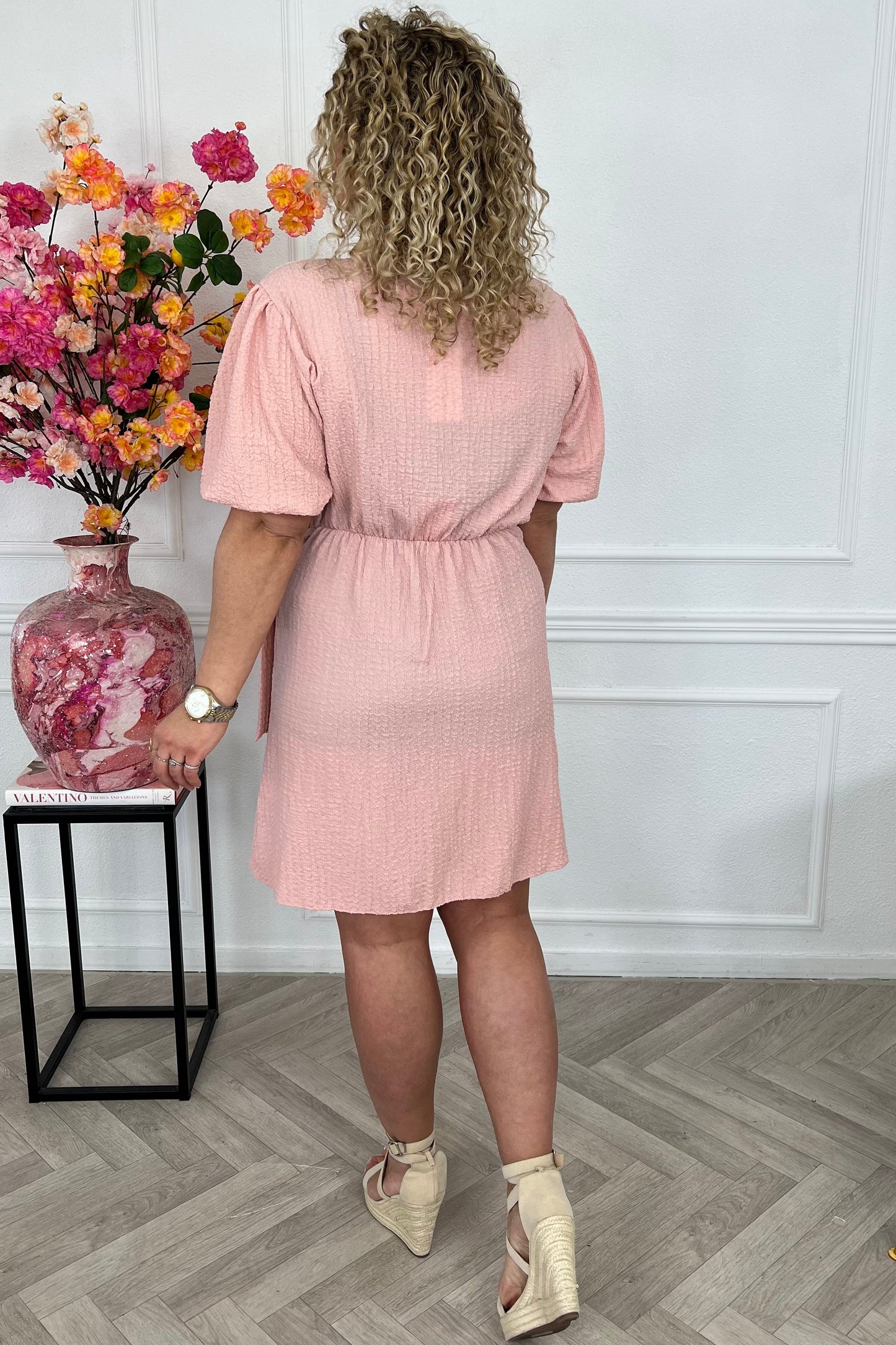 Vaerlyn — Puffärmel Wickelkleid in Blush Pink