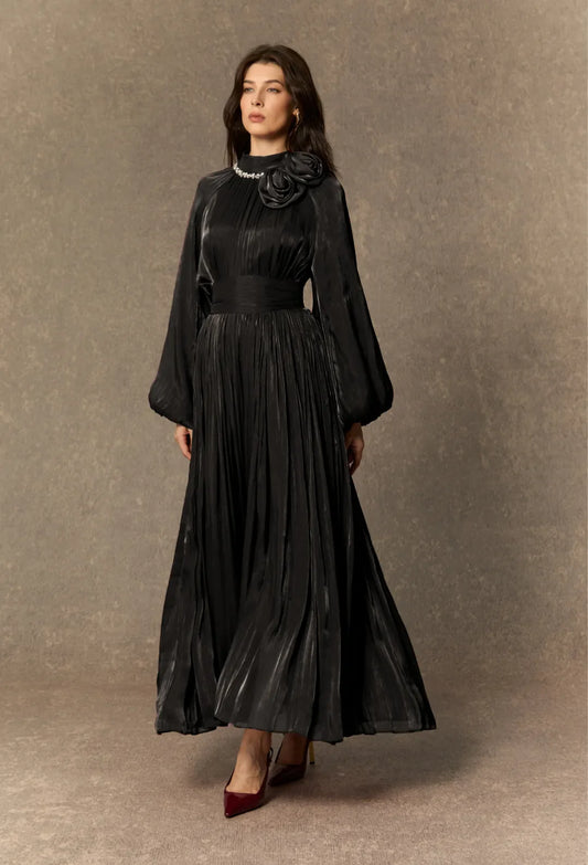 Anastasia | Perlenkragen Rosetten Faltenmaxikleid