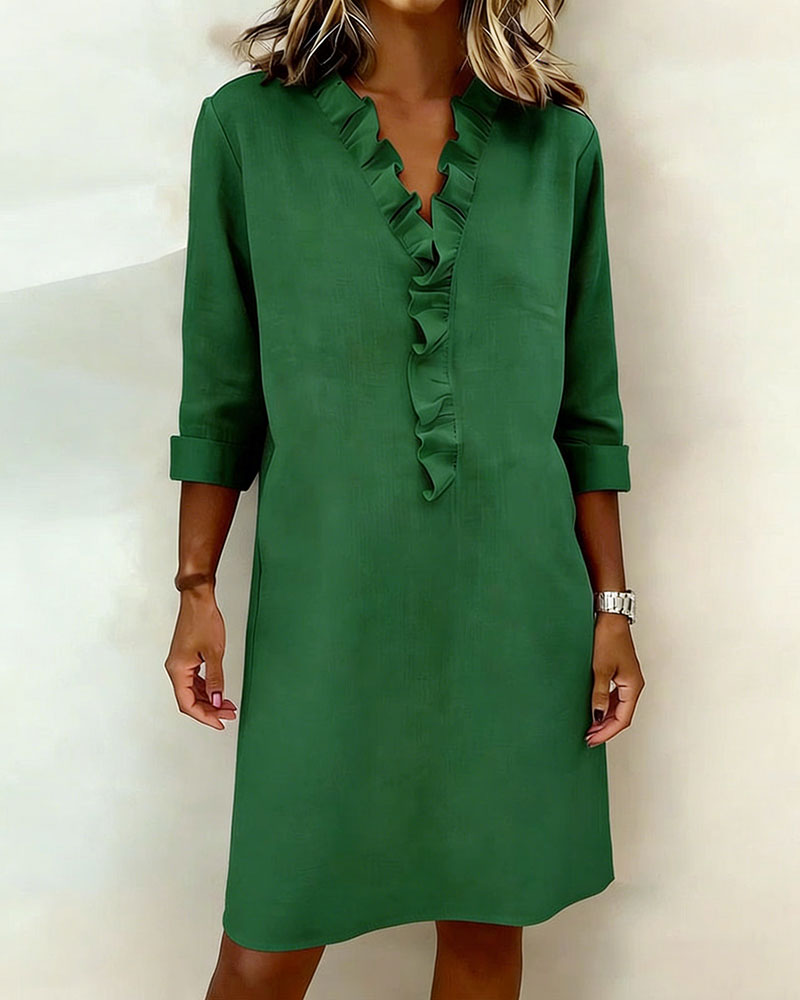 Remy — Rüschenkleid mit V-Ausschnitt in Unifarbe
