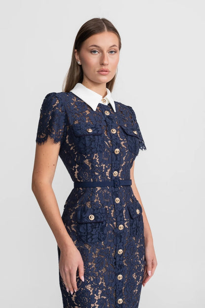 Darivène — Midi-Kleid mit floralem Spitzenbesatz und Gürtel in Marineblau