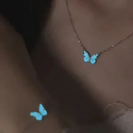 Papillon — Blaues Schmetterlings-Halskette mit zartem Charme