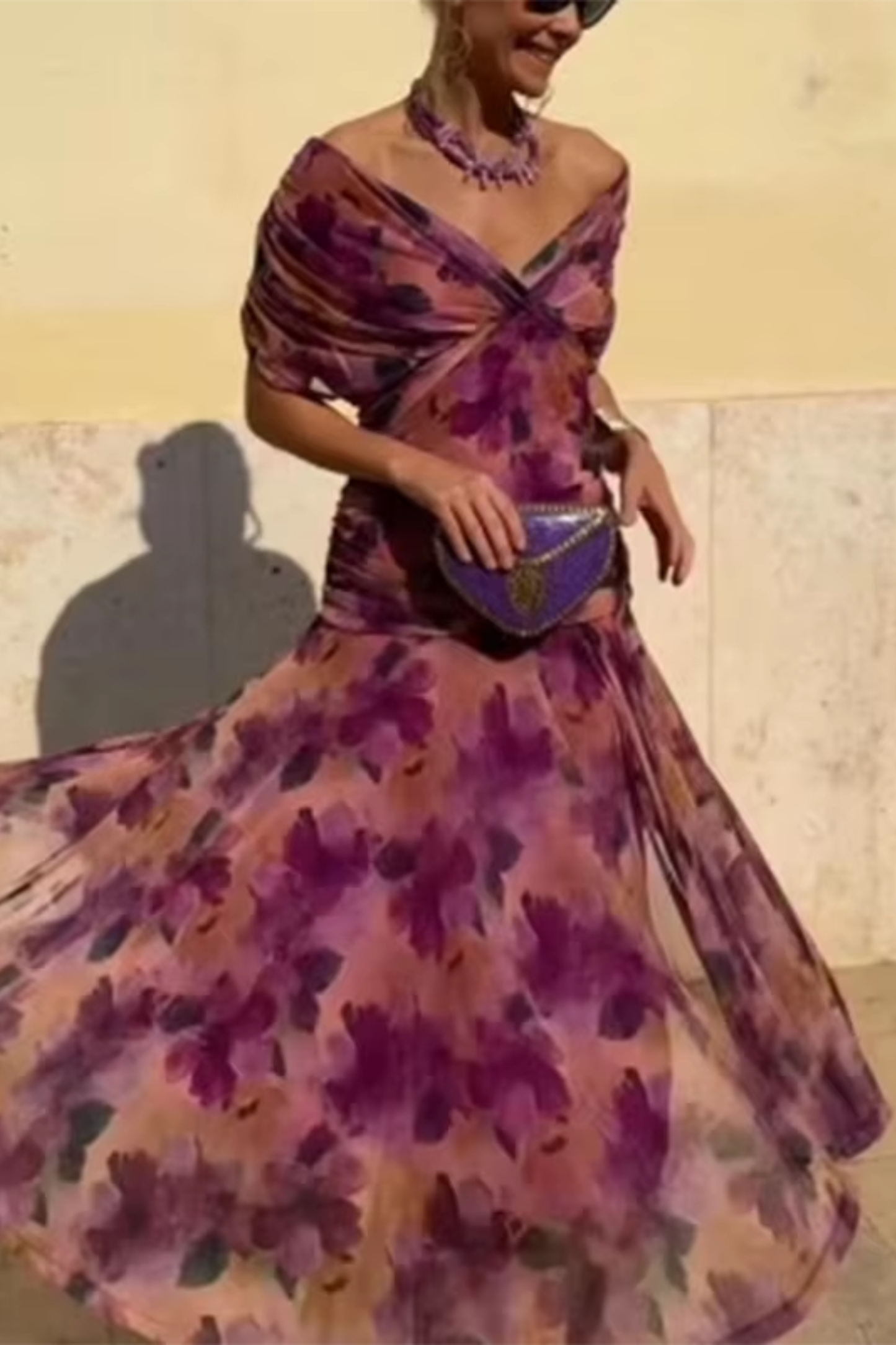 Elin — V-Ausschnitt Maxikleid mit tailliertem Schnitt