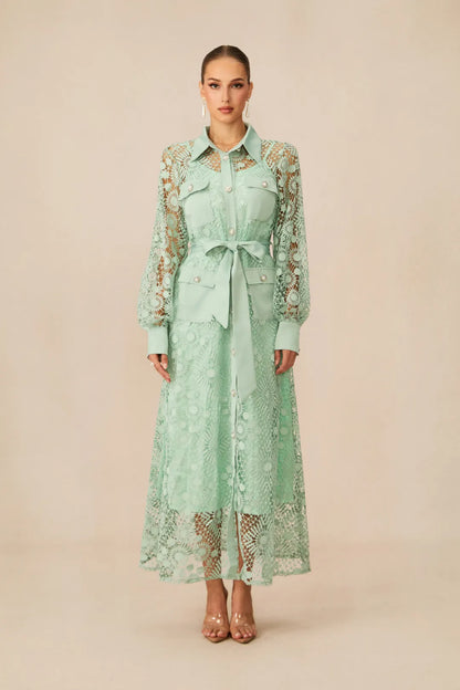 Rosa — Spitzen-Maxi-Kleid mit Gürtel