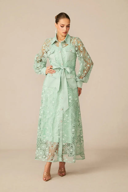 Rosa — Spitzen-Maxi-Kleid mit Gürtel