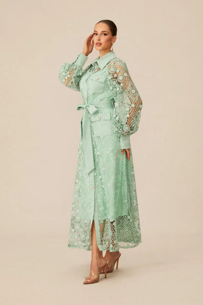 Rosa — Spitzen-Maxi-Kleid mit Gürtel