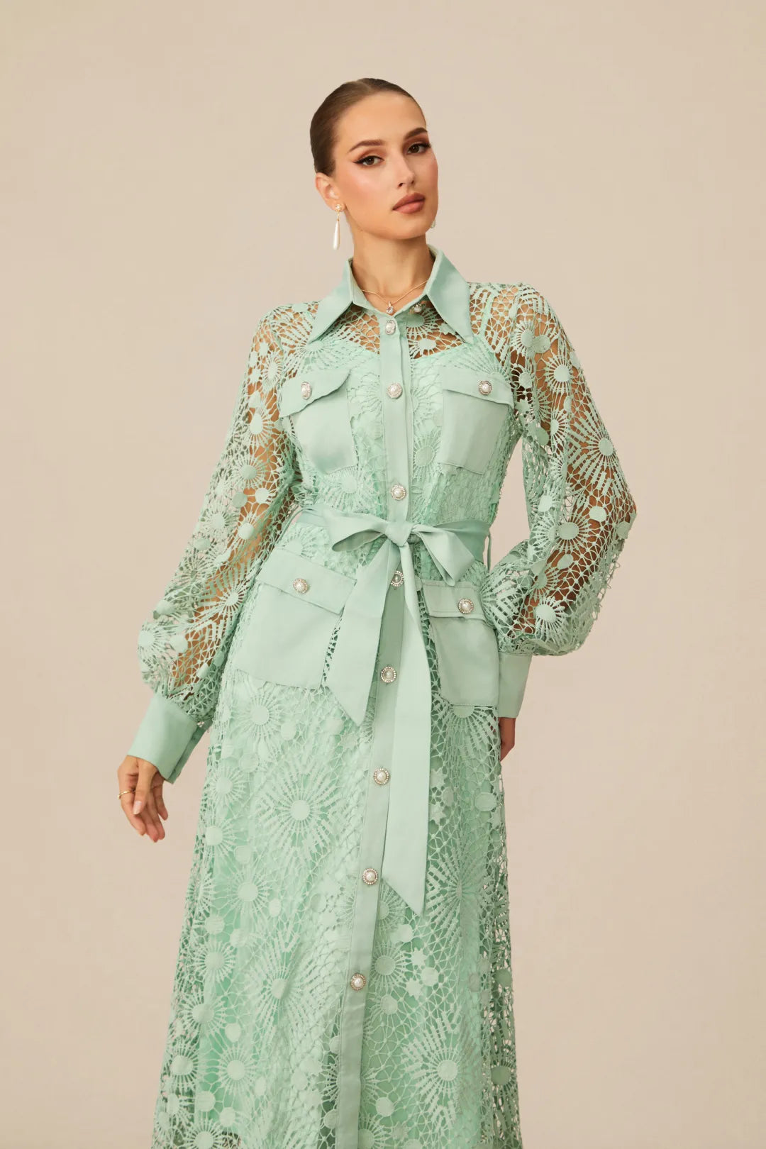 Rosa — Spitzen-Maxi-Kleid mit Gürtel