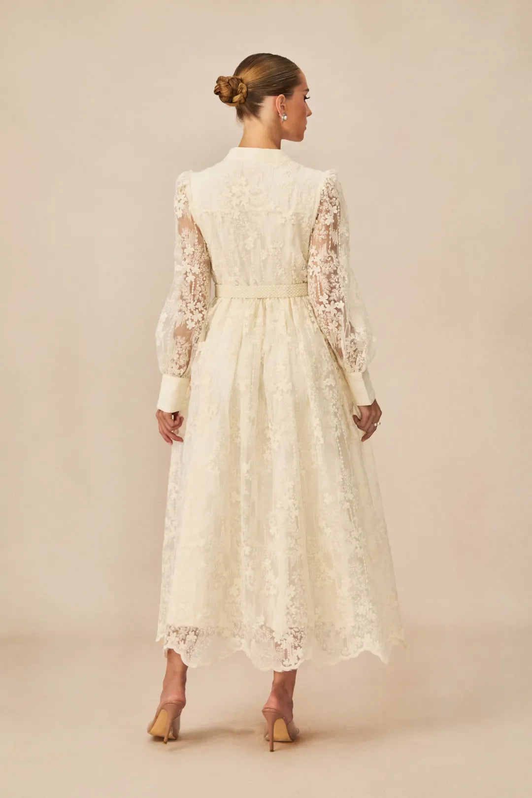 Madeline - Midi-Kleid mit V-Ausschnitt und Spitzenstickerei