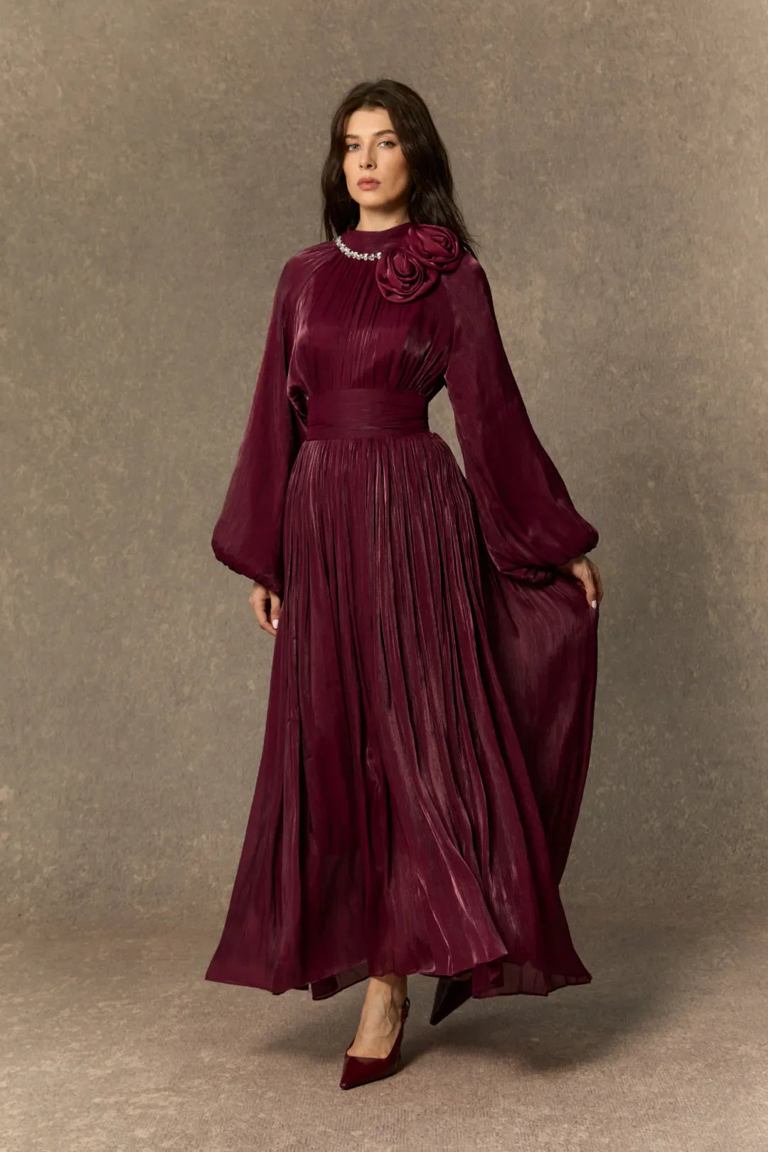 Anastasia | Perlenkragen Rosetten Faltenmaxikleid