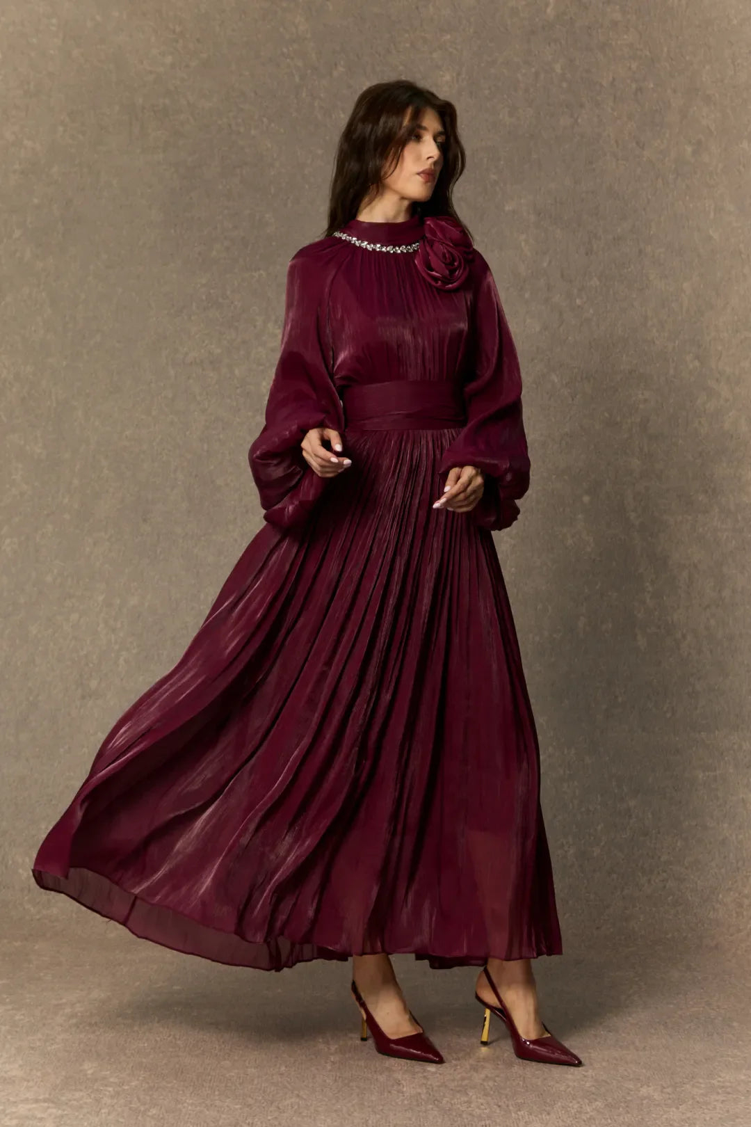 Anastasia | Perlenkragen Rosetten Faltenmaxikleid