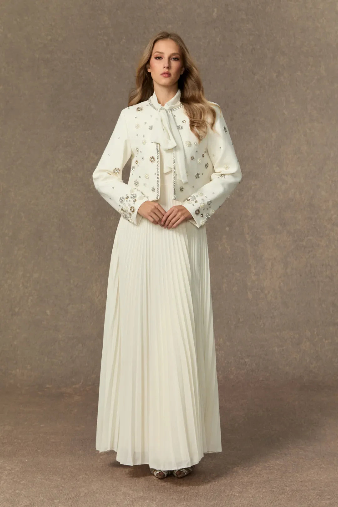 Maisson - Weißes, verziertes Jacken- und Faltenkleid-Set
