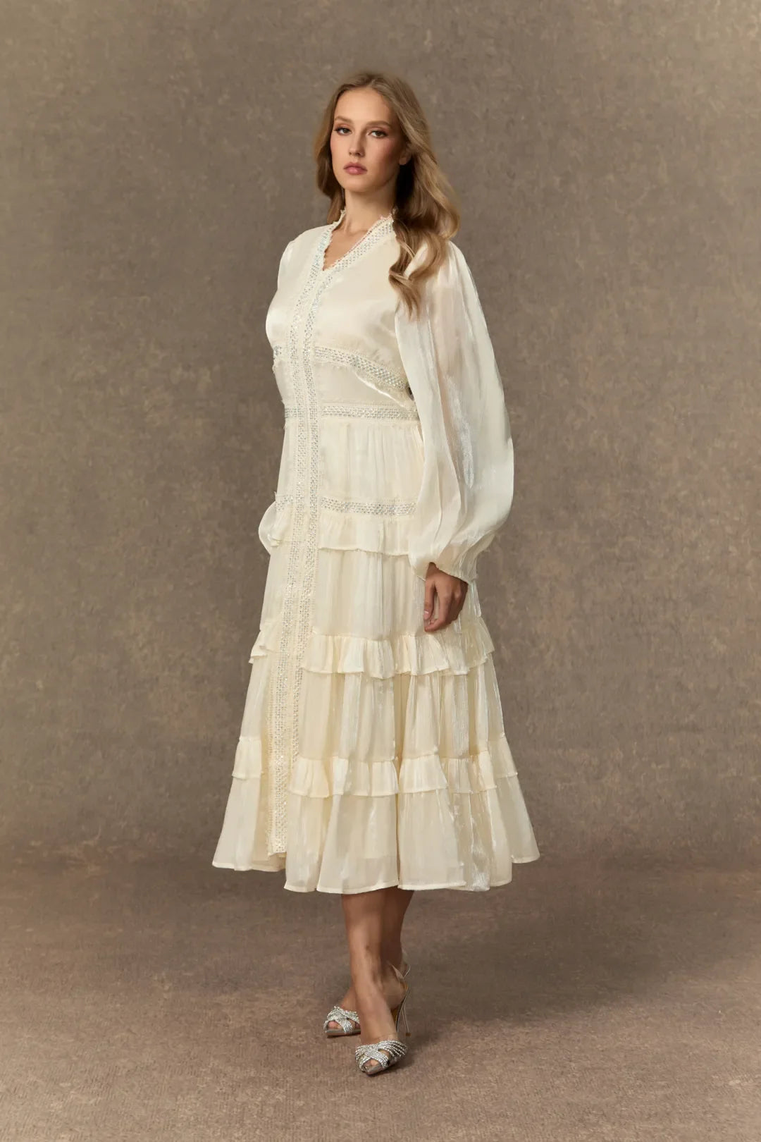 Elvine - Weißes Rüschenshirt V-Ausschnitt Midi-Kleid