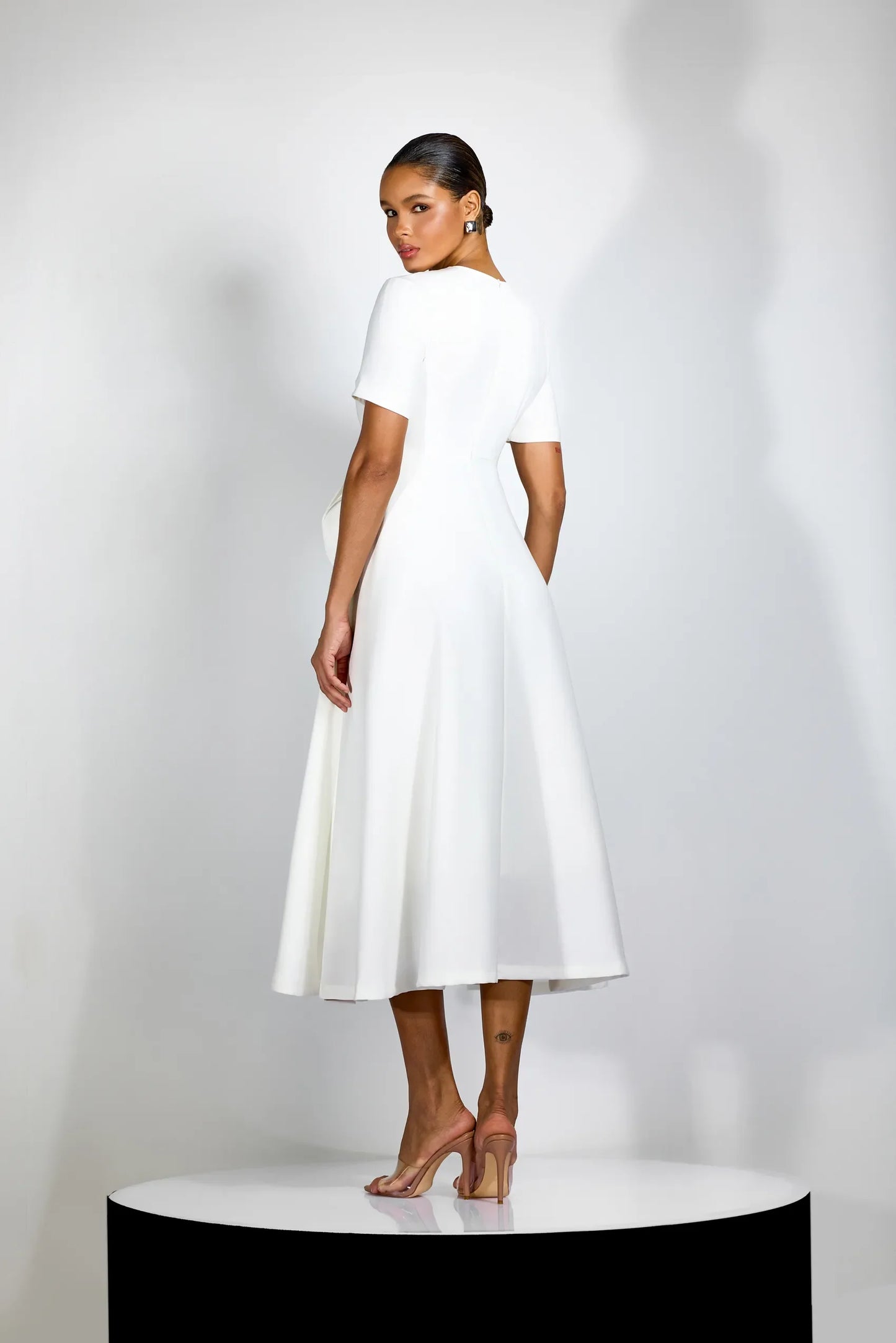 Velorie — Floral Appliqué Midi-Kleid
