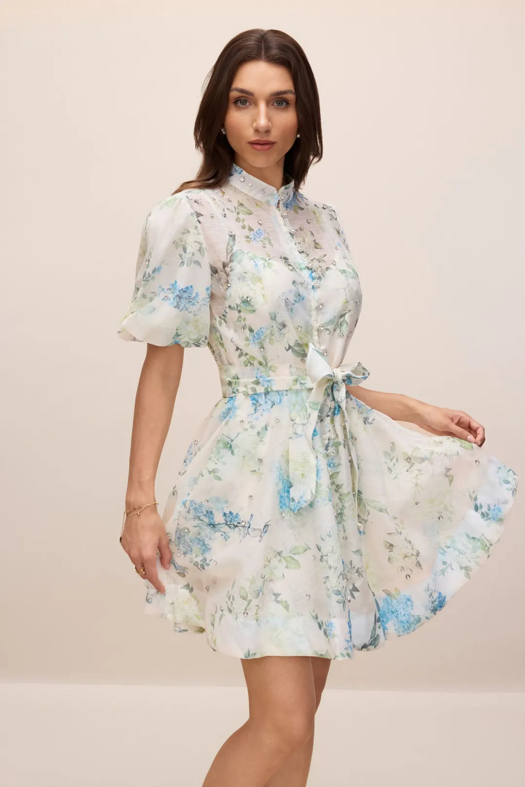 Caroline — Blumiges Mini-Kleid mit Puffärmeln