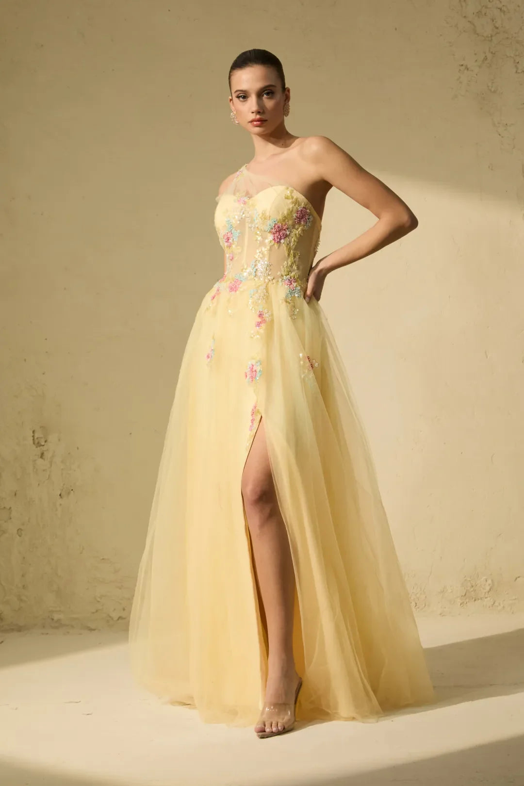 Solène — Floral Besticktes Ein-Schulter Maxikleid