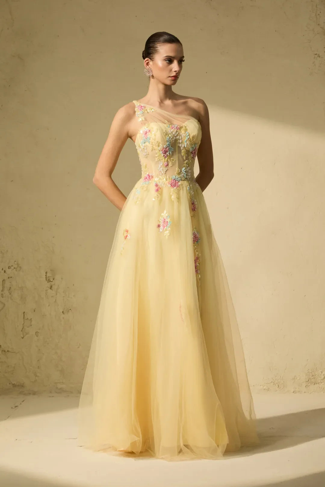 Solène — Floral Besticktes Ein-Schulter Maxikleid