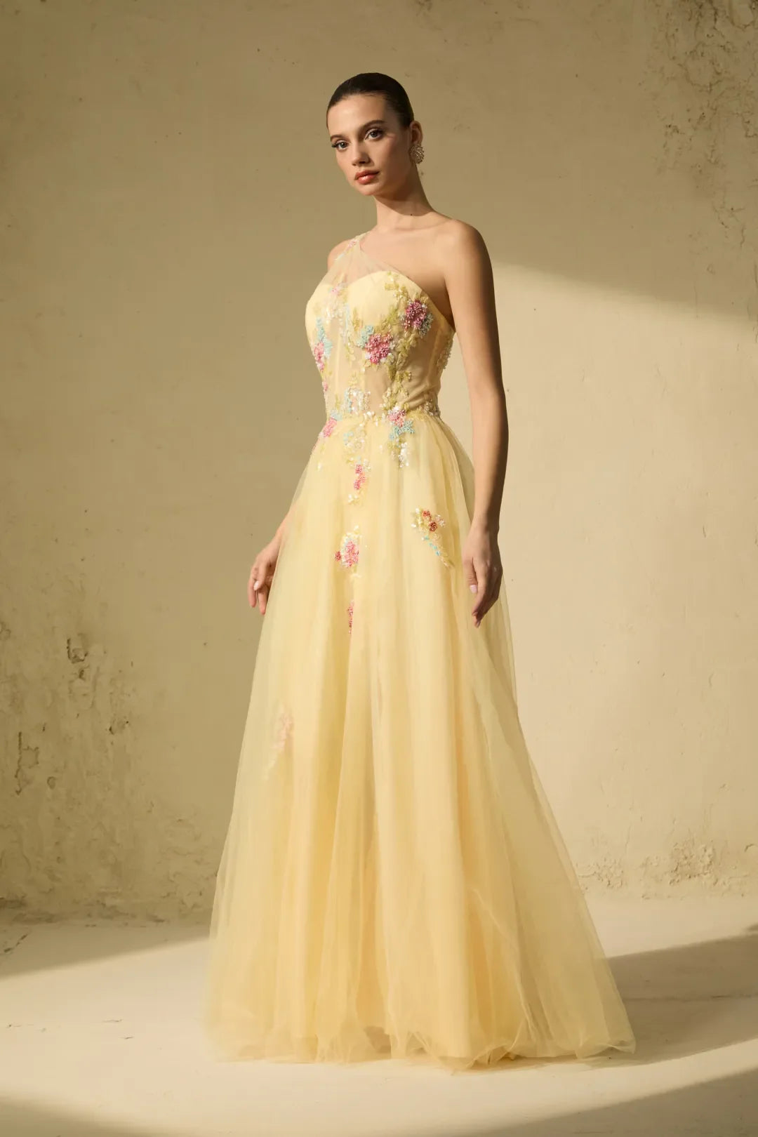 Solène — Floral Besticktes Ein-Schulter Maxikleid