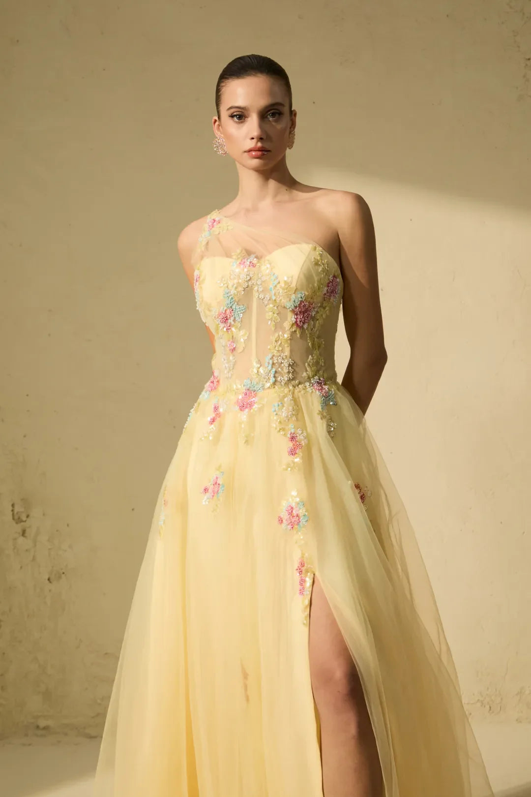 Solène — Floral Besticktes Ein-Schulter Maxikleid