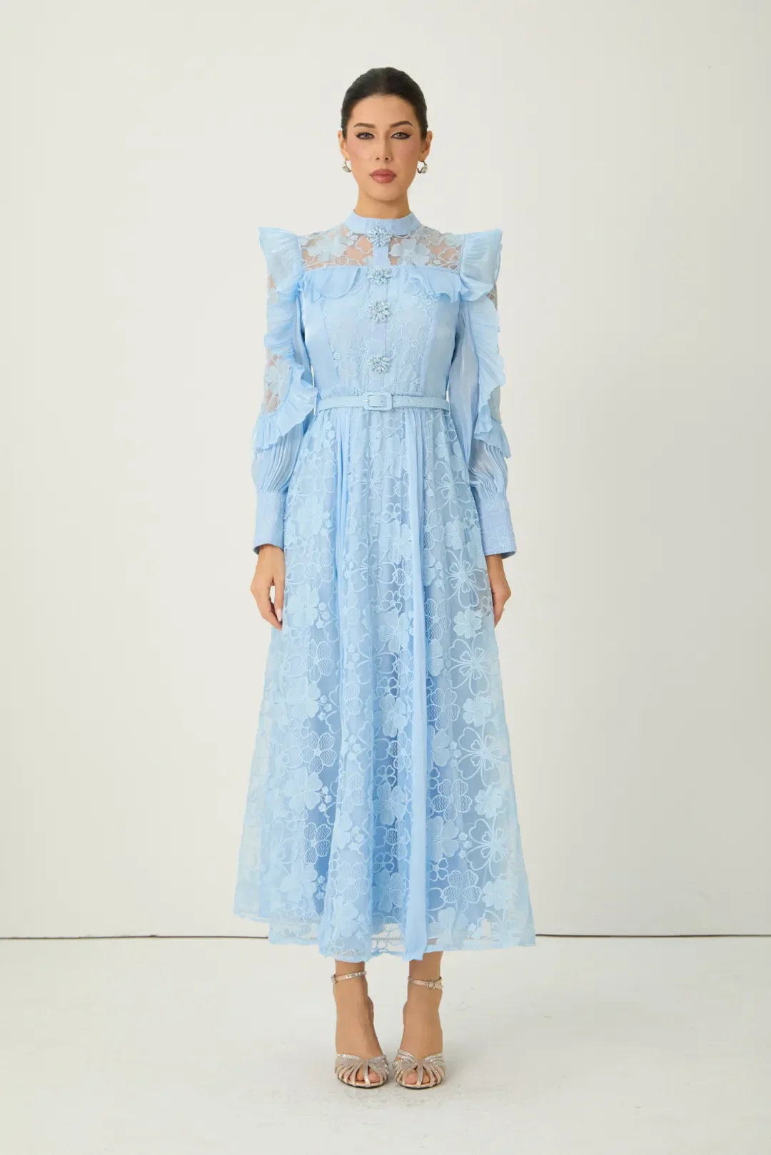 Florélle — Maxikleid mit blauen floralen Stickereien und Rüschen