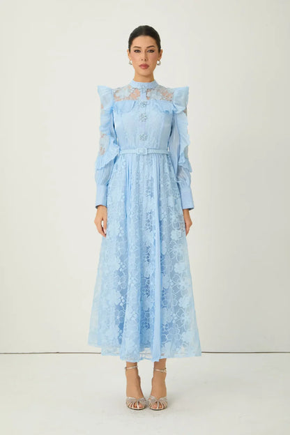 Florélle — Maxikleid mit blauen floralen Stickereien und Rüschen
