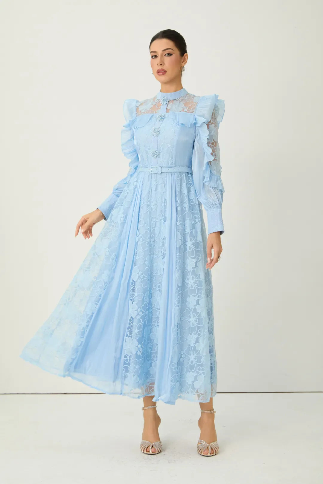Florélle — Maxikleid mit blauen floralen Stickereien und Rüschen