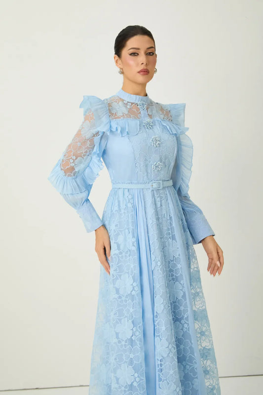 Florélle — Maxikleid mit blauen floralen Stickereien und Rüschen