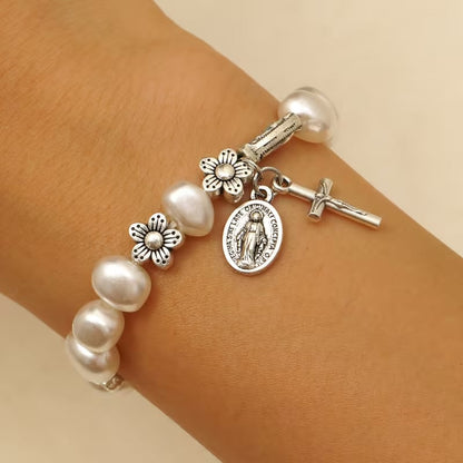 Serenity - Elegantes Armband mit der Jungfrau Maria und Gänseblümchen