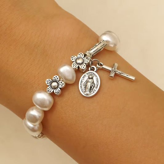 Serenity - Elegantes Armband mit der Jungfrau Maria und Gänseblümchen