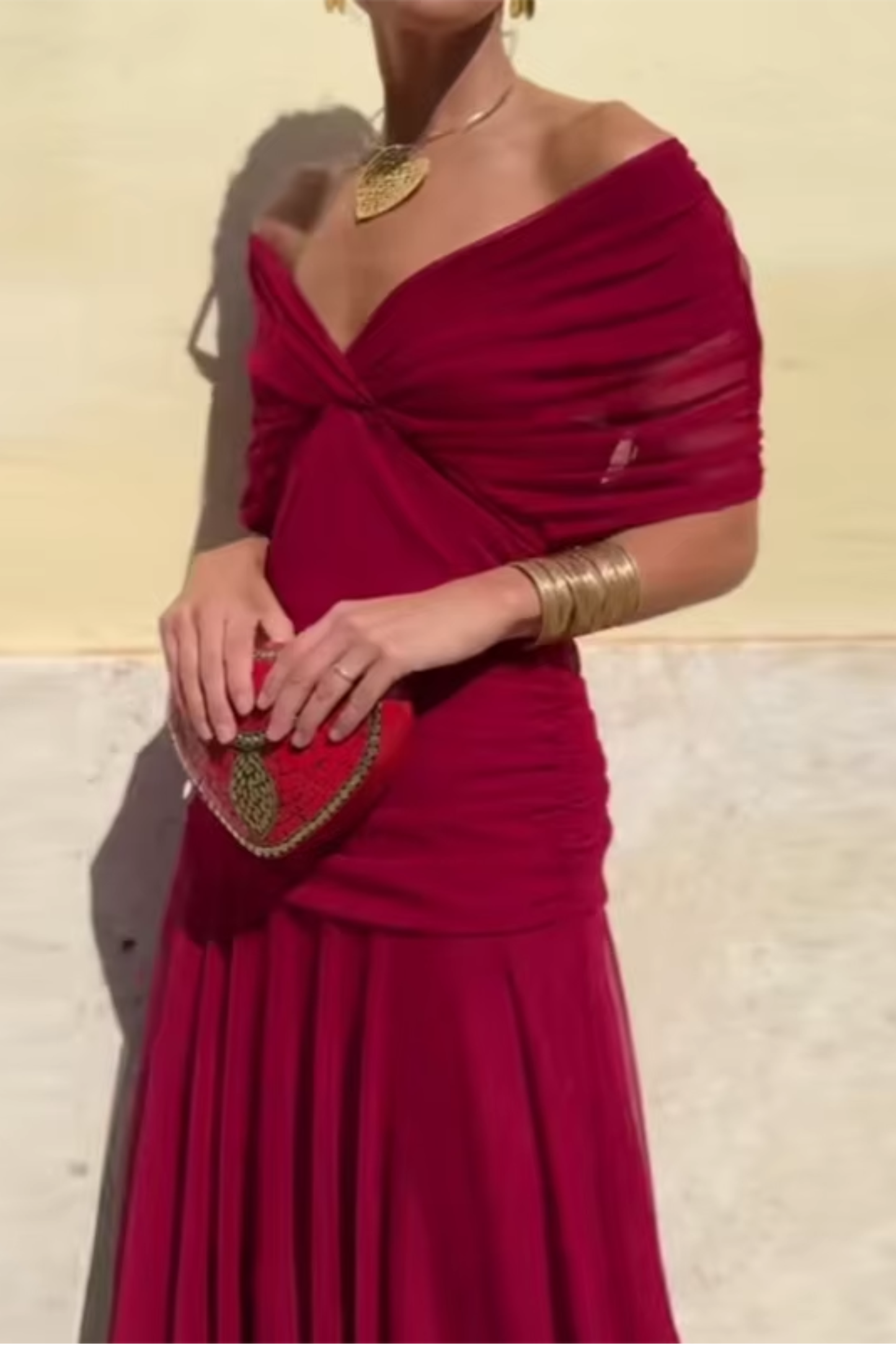 Elin — V-Ausschnitt Maxikleid mit tailliertem Schnitt