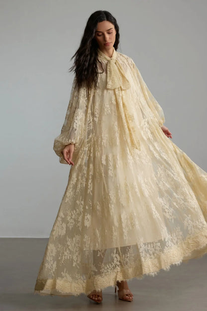 Éclore — Transparentes Blumenspitze Langarmkleid