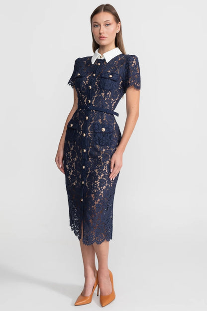 Darivène — Midi-Kleid mit floralem Spitzenbesatz und Gürtel in Marineblau