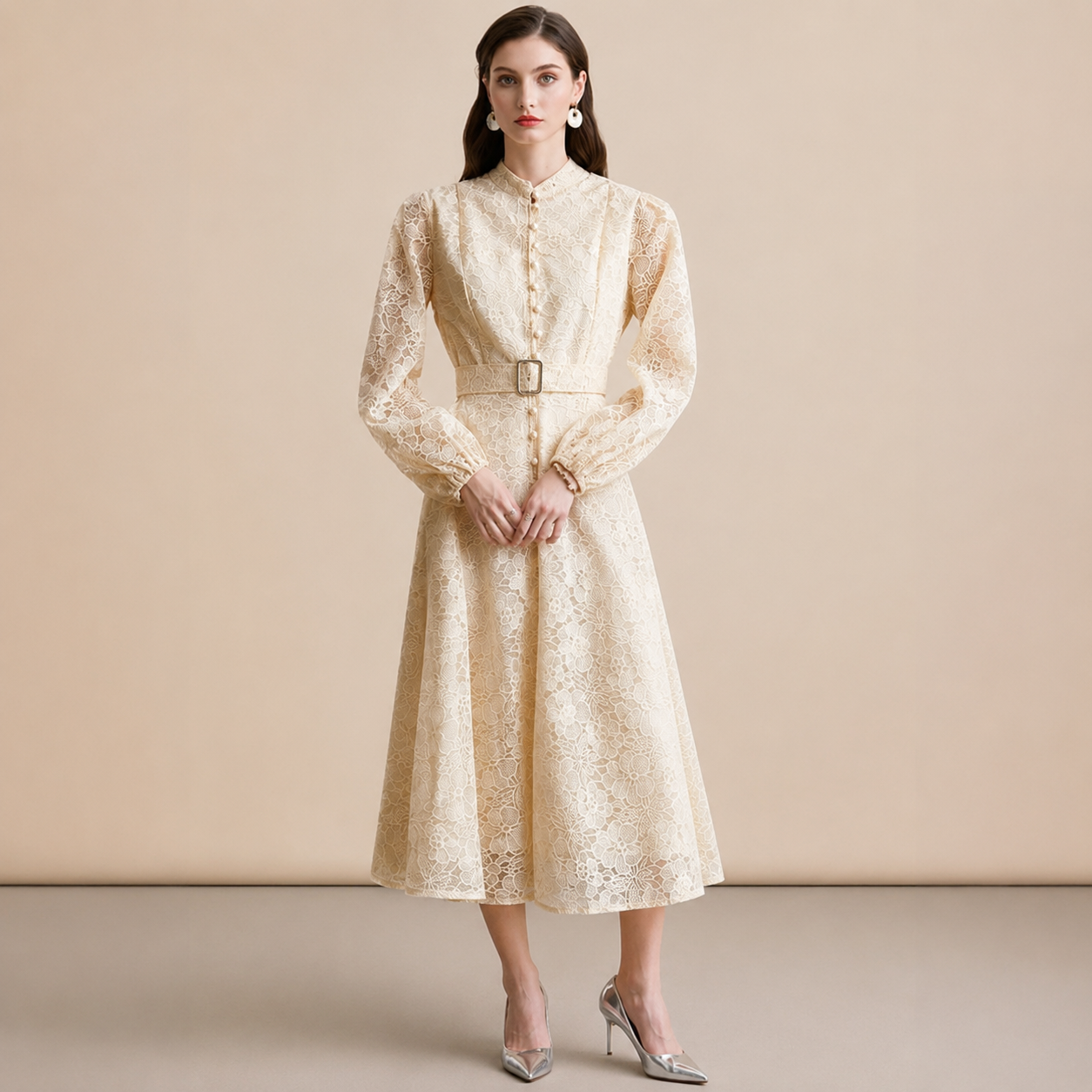 Ivoire —  Midikleid mit Spitze und Stehkragen