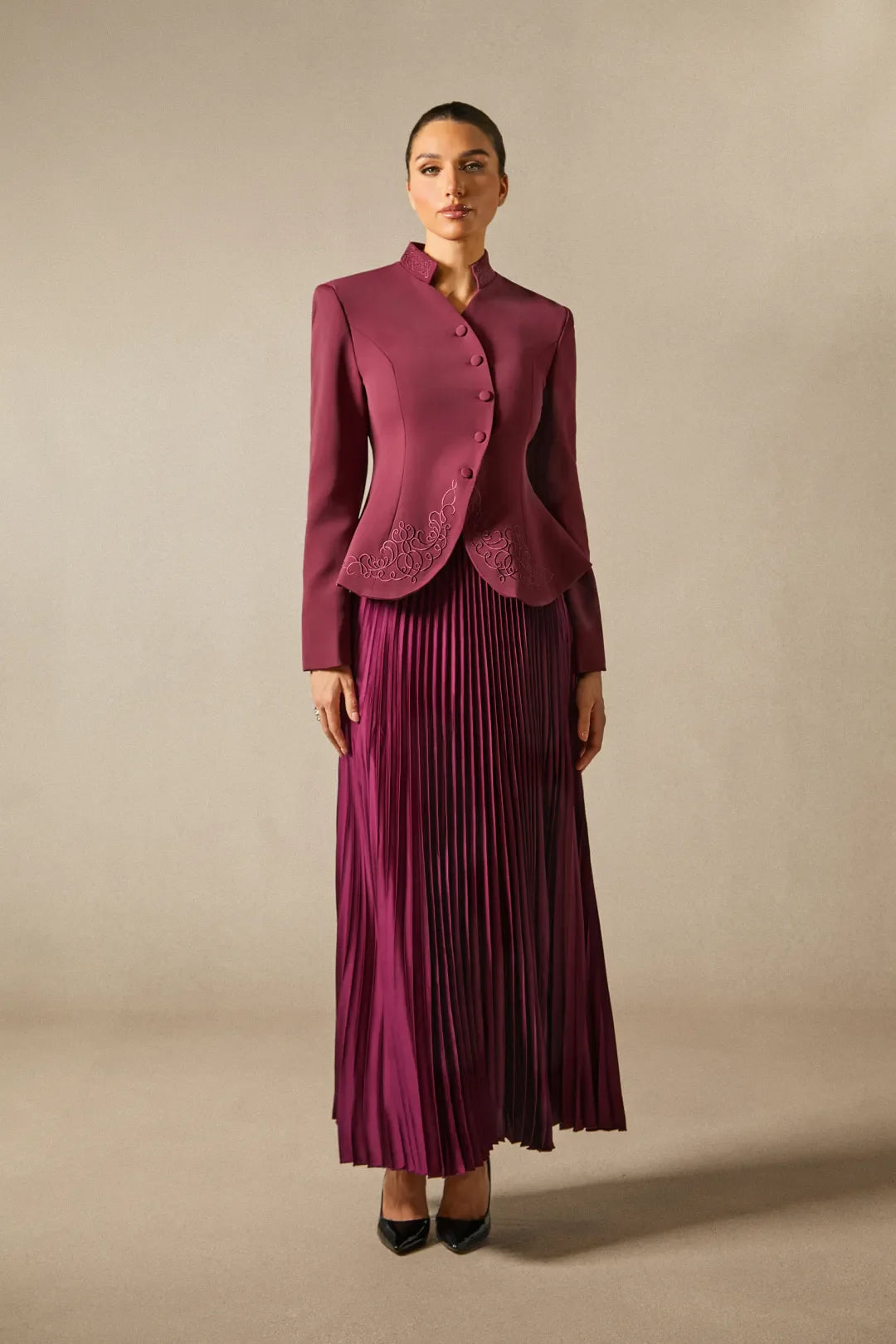 Christine - Bestickter Blazer & Faltenrock aus Satin Set