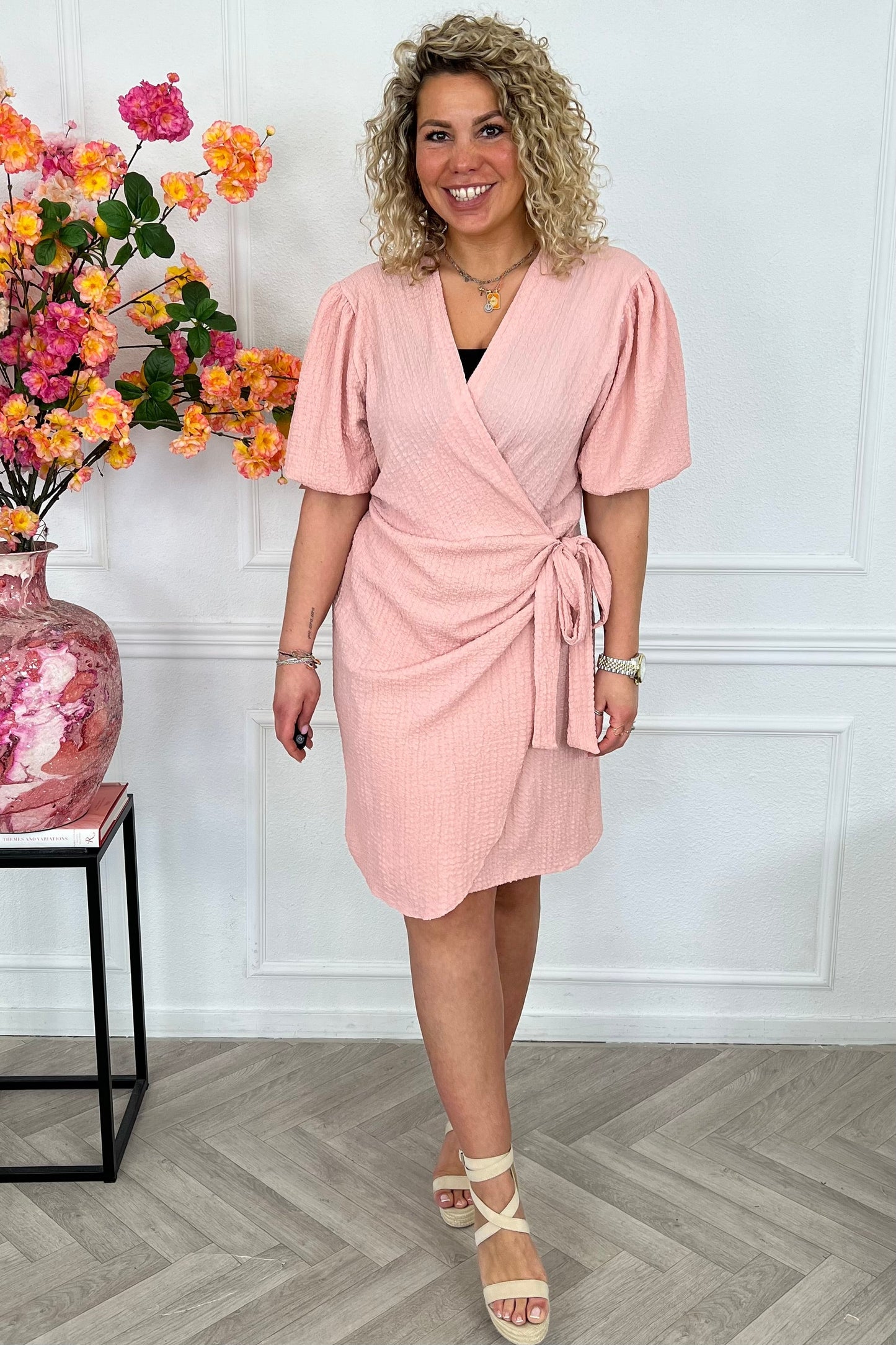 Vaerlyn — Puffärmel Wickelkleid in Blush Pink