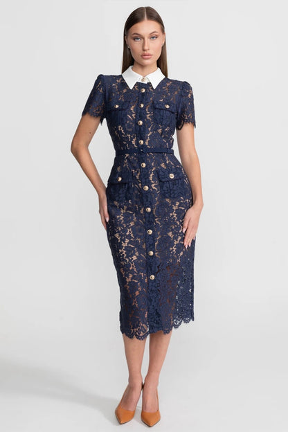 Darivène — Midi-Kleid mit floralem Spitzenbesatz und Gürtel in Marineblau