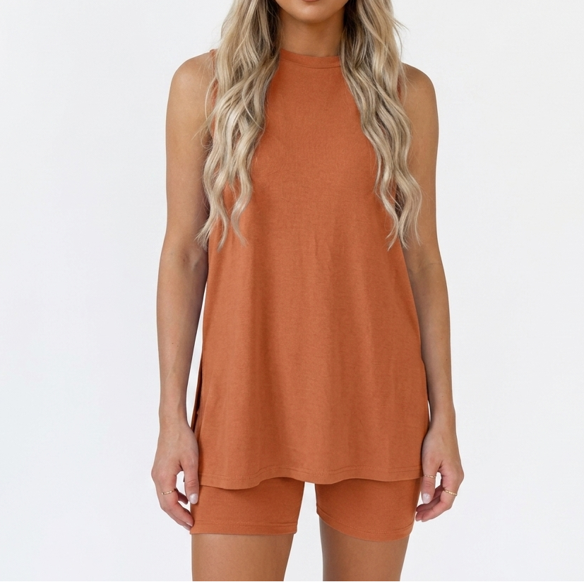 Mènia — Ärmelloses Top mit gespaltenem Saum & Shorts Set