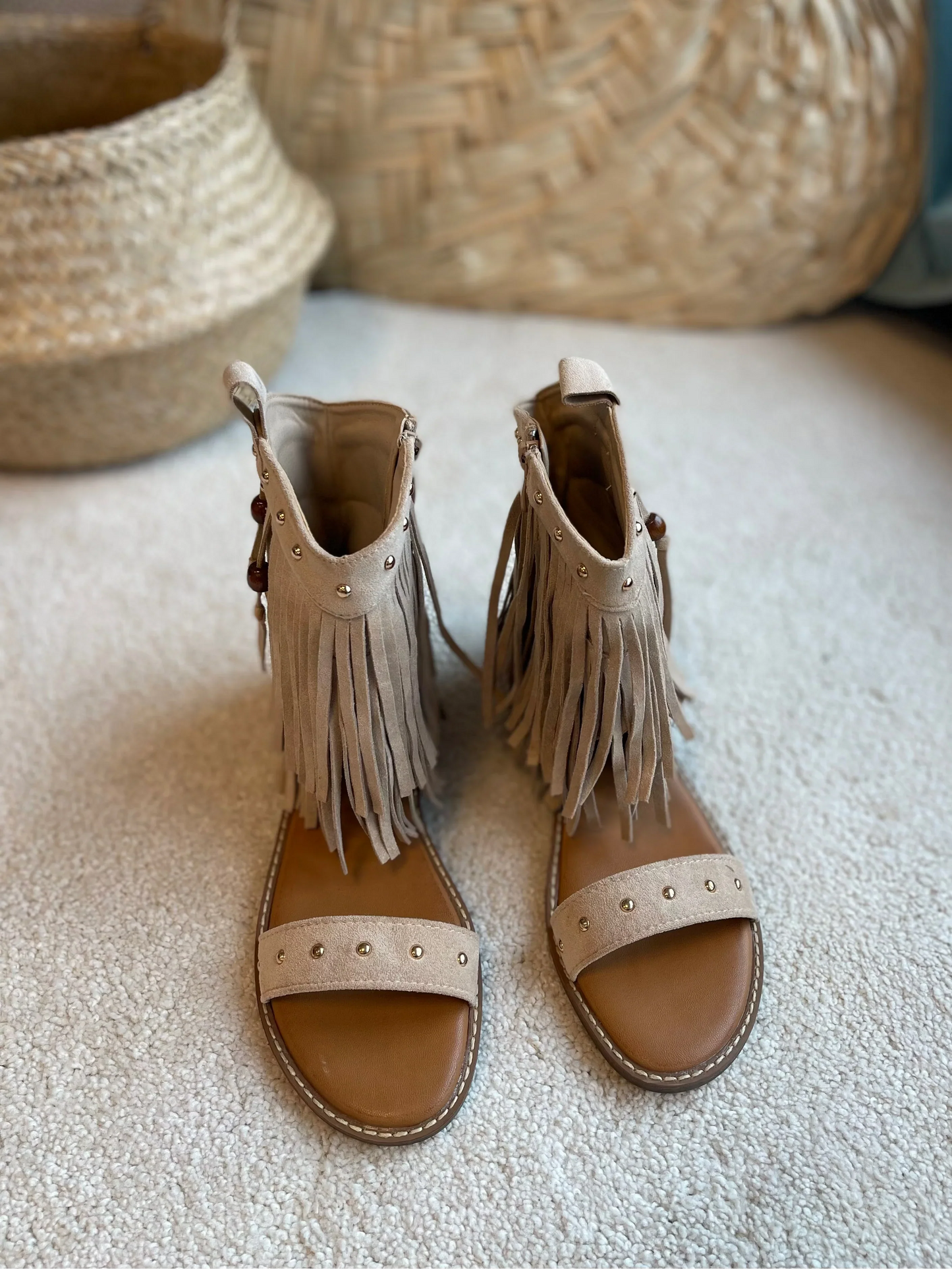 Gina — Beiger Fransen-Sandal
