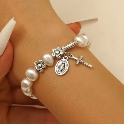 Serenity - Elegantes Armband mit der Jungfrau Maria und Gänseblümchen