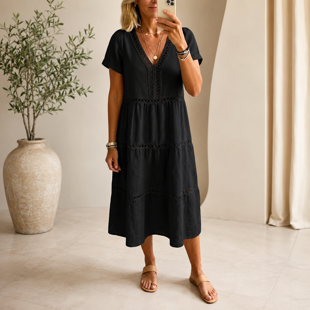 Velorie — Spitzen V-Ausschnitt gestuftes Midi-Kleid
