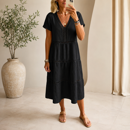 Velorie — Spitzen V-Ausschnitt gestuftes Midi-Kleid