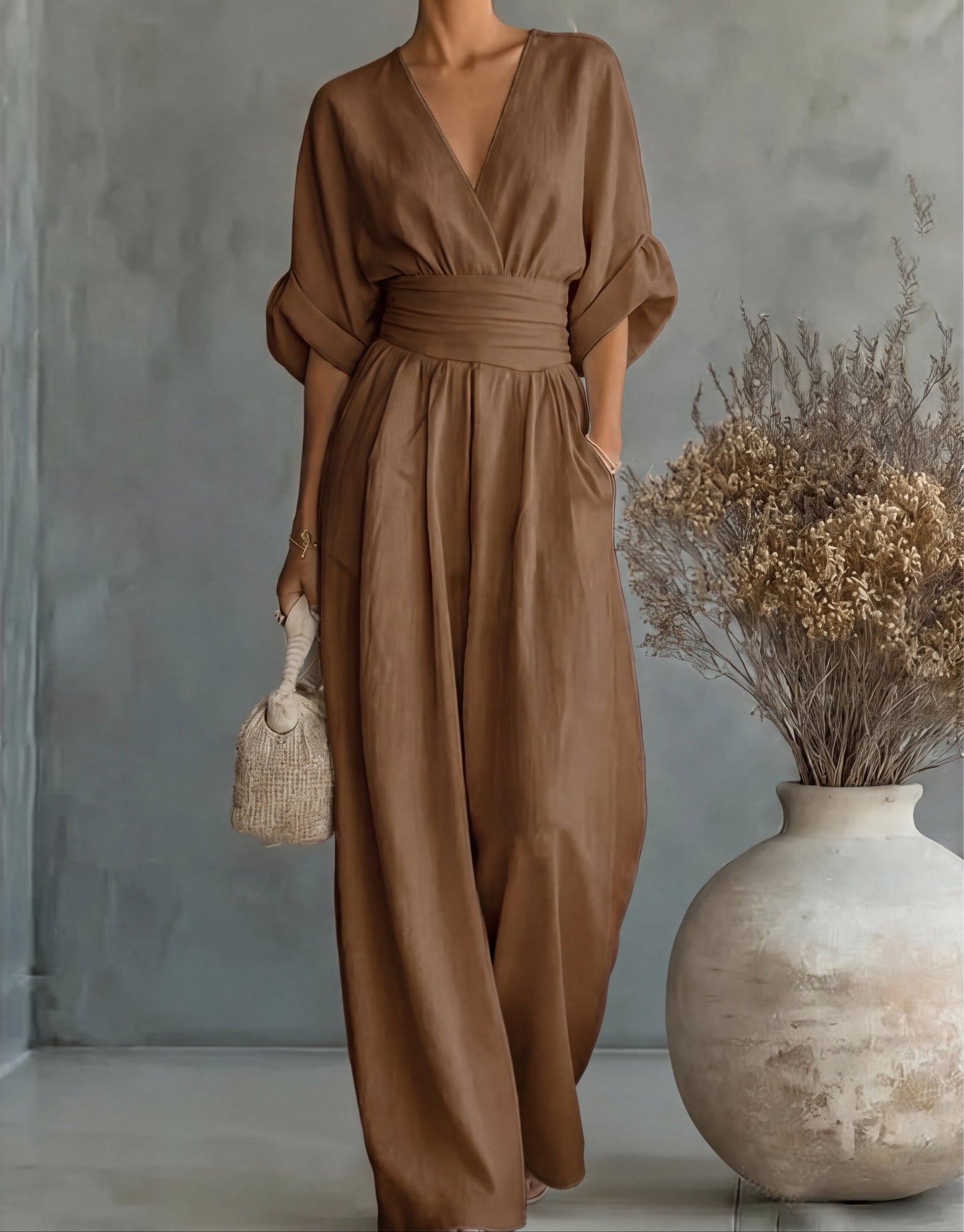 Daniela — V-Ausschnitt Jumpsuit mit weitem Bein