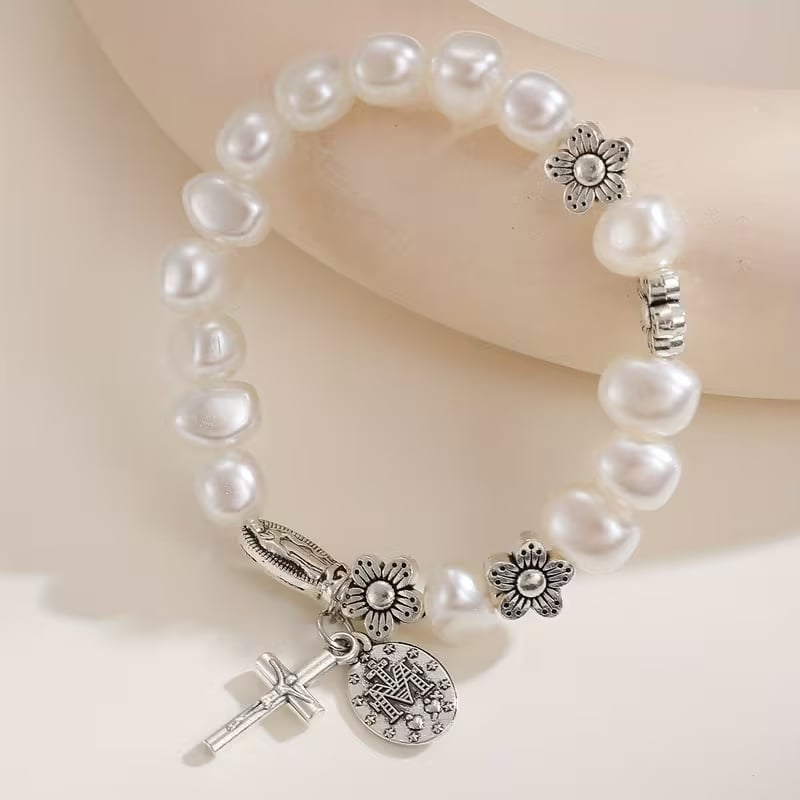 Serenity - Elegantes Armband mit der Jungfrau Maria und Gänseblümchen