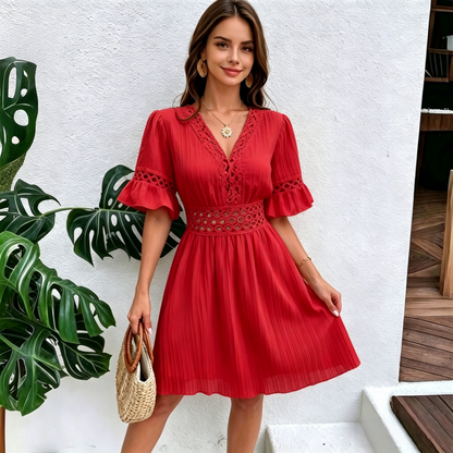 Vervaine — V-Ausschnitt-Kleid mit Spitzen-Cutouts