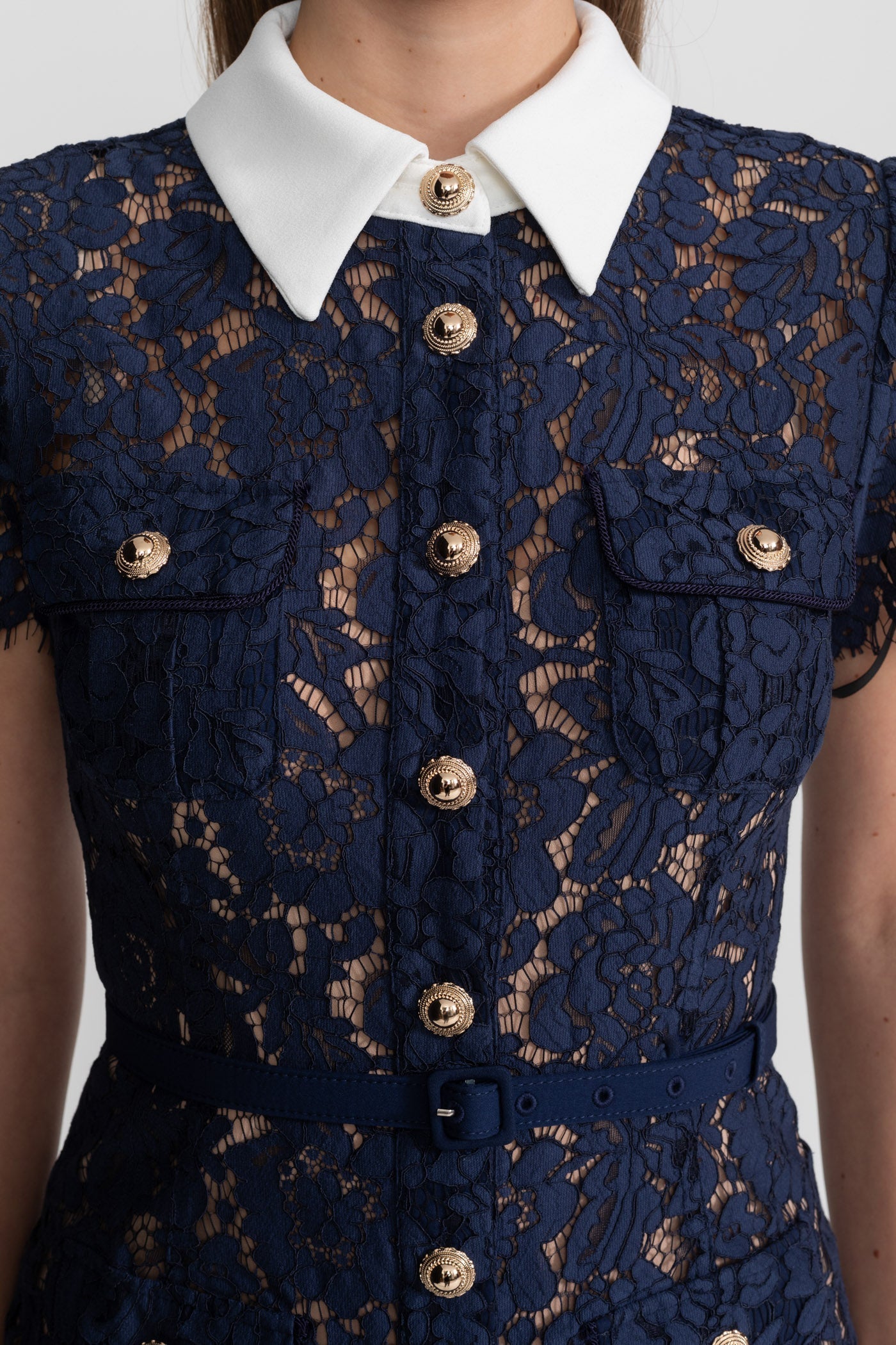 Darivène — Midi-Kleid mit floralem Spitzenbesatz und Gürtel in Marineblau
