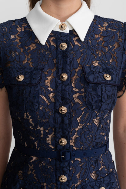 Darivène — Midi-Kleid mit floralem Spitzenbesatz und Gürtel in Marineblau