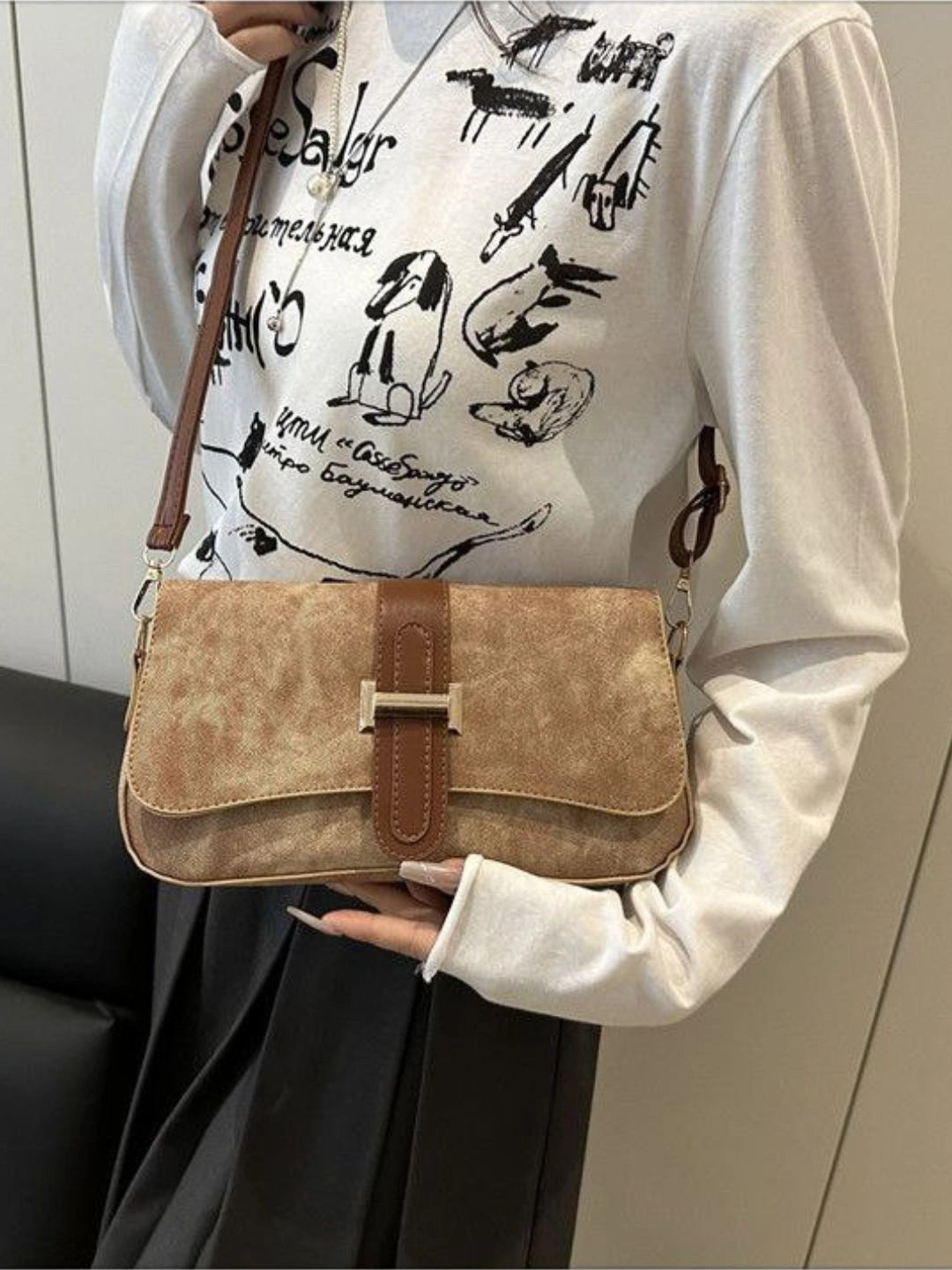 Burnley — Wildleder Umhängetasche in Taupe