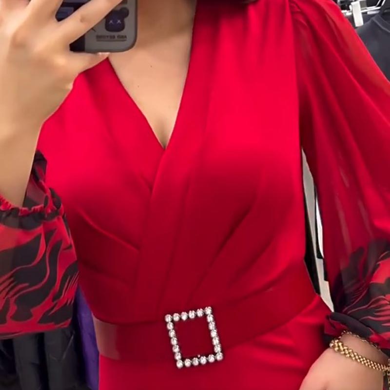 Adalyne — Rote Seidenkleid mit V-Ausschnitt