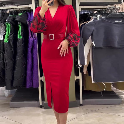 Adalyne — Rote Seidenkleid mit V-Ausschnitt