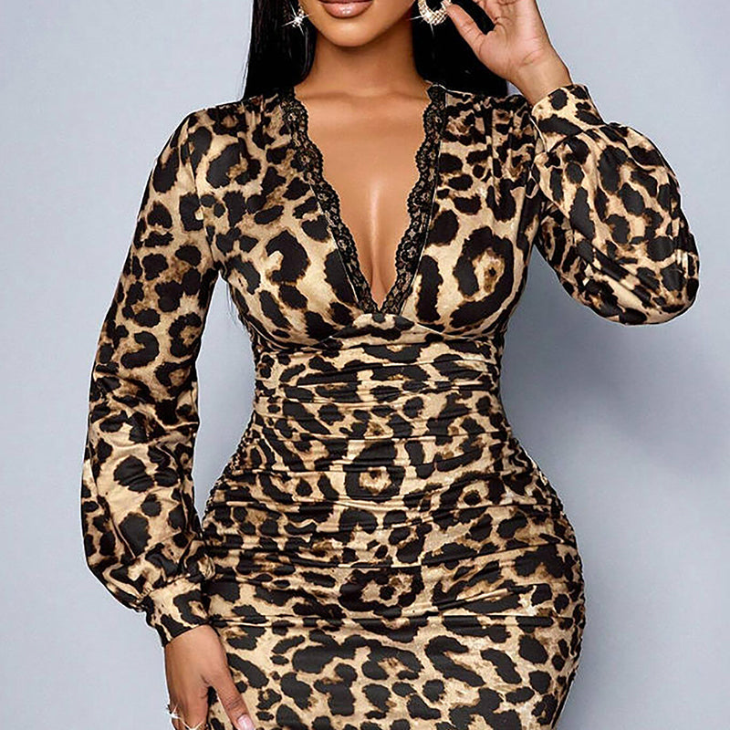 Léonor — Körperbetontes Midi-Kleid mit Leopardenmuster